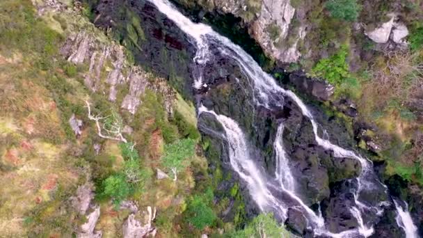 Antenne van de Assaranca-waterval in County Donegal-Ierland — Stockvideo