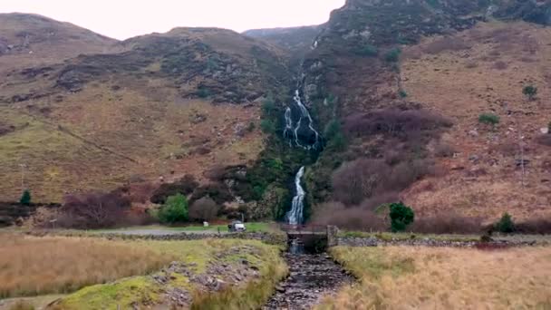 Antenne von assaranca wasserfall in county donegal - irland — Stockvideo