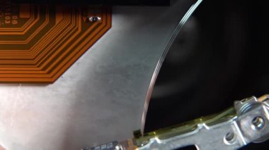 Çalışan bir bilgisayarın harddisk okuma ve yazma verilerinin yakın çekim