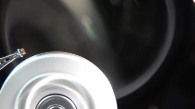 Çalışan bir bilgisayarın harddisk okuma ve yazma verilerinin yakın çekim