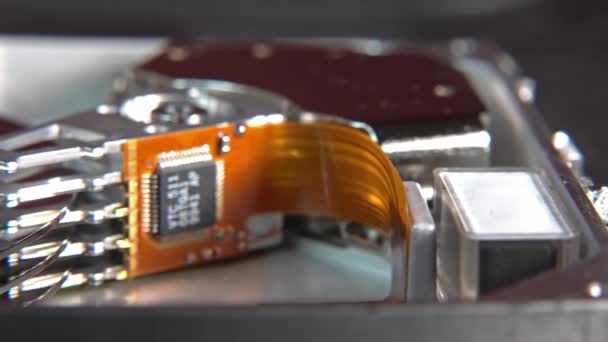 Close-up van een besturings computer hard disk lezen en schrijven van gegevens — Stockvideo