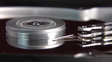 Çalışan bir bilgisayarın harddisk okuma ve yazma verilerinin yakın çekim