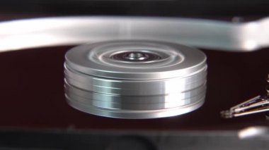 Çalışan bir bilgisayarın harddisk okuma ve yazma verilerinin yakın çekim