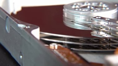 Çalışan bir bilgisayarın harddisk okuma ve yazma verilerinin yakın çekim