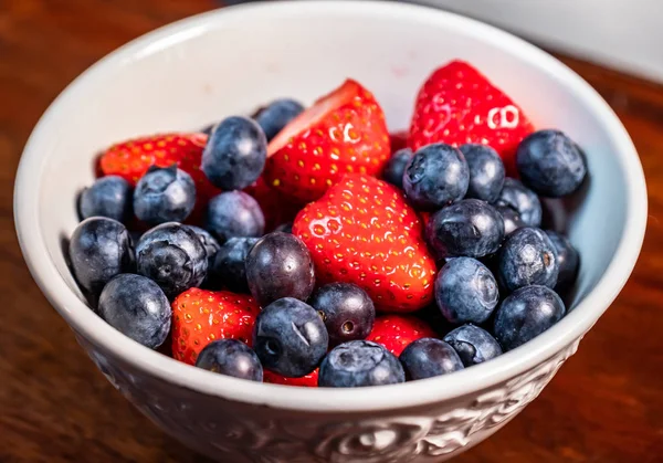 Çilek ve yaban mersini beyaz kase yemeye hazır