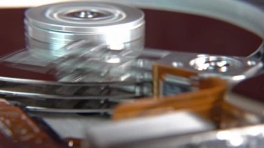 Çalışan bir bilgisayarın harddisk okuma ve yazma verilerinin yakın çekim