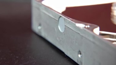 Çalışan bir bilgisayarın harddisk okuma ve yazma verilerinin yakın çekim
