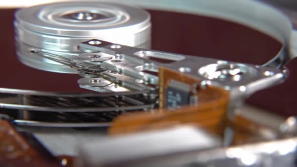 Close-up van een besturings computer hard disk lezen en schrijven van gegevens — Stockvideo