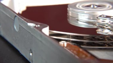 Çalışan bir bilgisayarın harddisk okuma ve yazma verilerinin yakın çekim