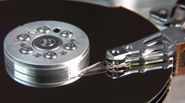 Çalışan bir bilgisayarın harddisk okuma ve yazma verilerinin yakın çekim