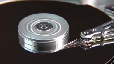 Çalışan bir bilgisayarın harddisk okuma ve yazma verilerinin yakın çekim