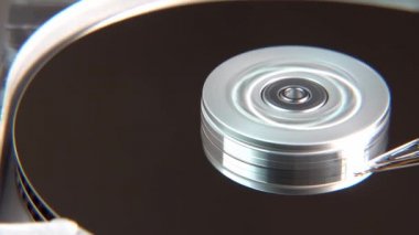 Çalışan bir bilgisayarın harddisk okuma ve yazma verilerinin yakın çekim