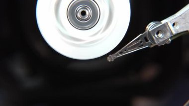 Çalışan bir bilgisayarın harddisk okuma ve yazma verilerinin yakın çekim