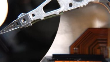 Çalışan bir bilgisayarın harddisk okuma ve yazma verilerinin yakın çekim