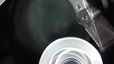 Çalışan bir bilgisayarın harddisk okuma ve yazma verilerinin yakın çekim