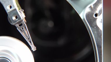 Çalışan bir bilgisayarın harddisk okuma ve yazma verilerinin yakın çekim