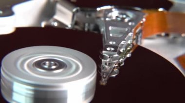 Çalışan bir bilgisayarın harddisk okuma ve yazma verilerinin yakın çekim
