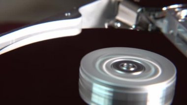 Çalışan bir bilgisayarın harddisk okuma ve yazma verilerinin yakın çekim