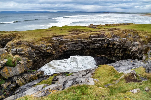 Die märchenbrücken am tullan strand im county donegal, irland — Stockfoto