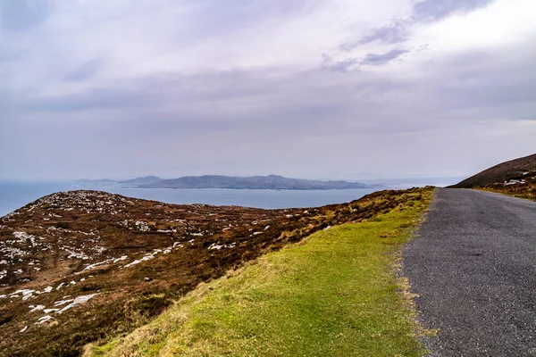Carretera de vía única en Horn Head en el Condado de Donegal, Irlanda — Foto de Stock