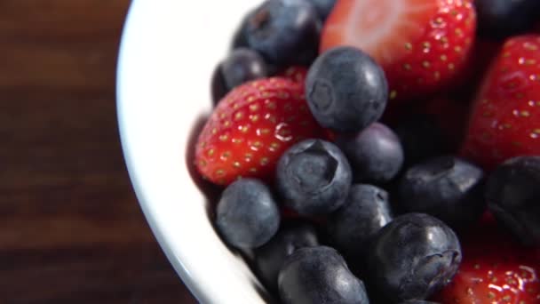 Strawberries and blueberries in white bowl ready to eat — Stock Video