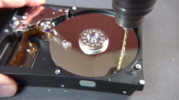 Concepto de borrar big data perforando un agujero en el disco duro — Vídeos de Stock