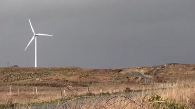 Ardara ve Portnoo, County Donegal - İrlanda arasındaki turba bataklığında rüzgar enerjisi türbinleri