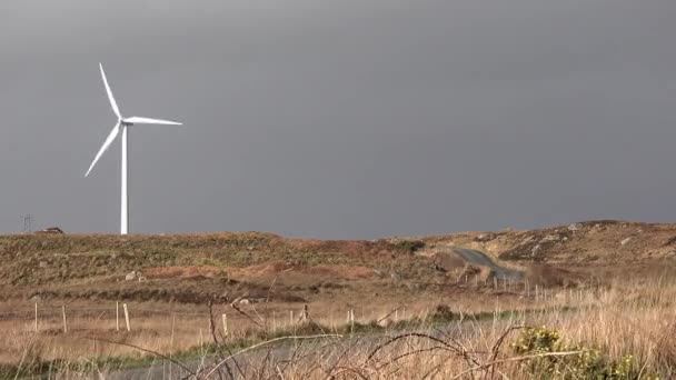 Větrné turbíny na rašeliništi mezi městy Ardara a Portnoo, hrabství Donegal - Irsko — Stock video