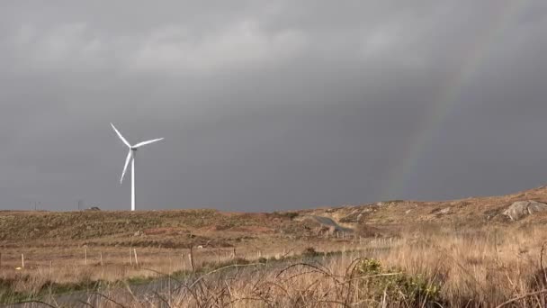 Windturbines op een veenmoeras tussen Ardara en Portnoo, County Donegal - Ierland — Stockvideo