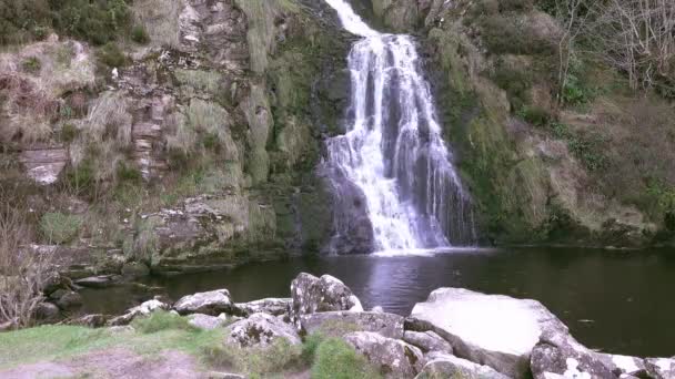 Vattenfallet Assaranca i grevskapet Donegal-Irland — Stockvideo