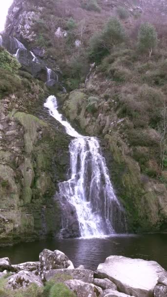 Vattenfallet Assaranca i grevskapet Donegal-Irland — Stockvideo