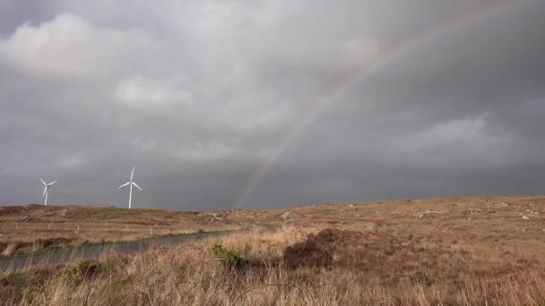 Turbinas eólicas en un pantano de turba entre Ardara y Portnoo, Condado de Donegal, Irlanda — Vídeos de Stock