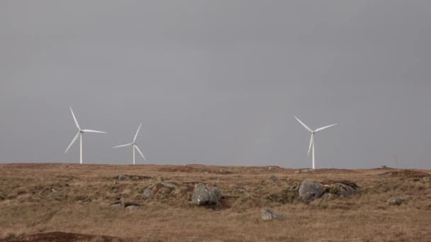 Turbines éoliennes sur une tourbière entre Ardara et Portnoo, comté de Donegal - Irlande — Video