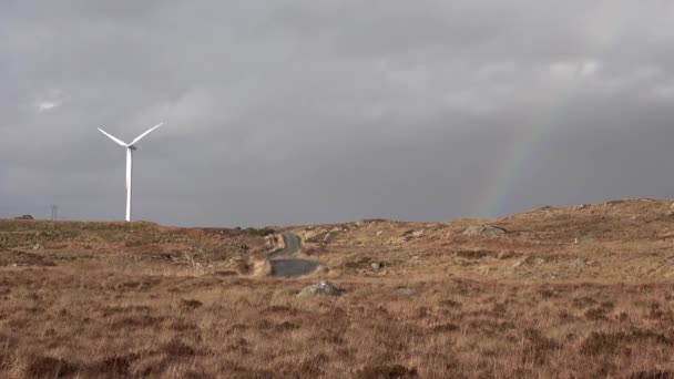 Turbinas eólicas en un pantano de turba entre Ardara y Portnoo, Condado de Donegal, Irlanda — Vídeos de Stock