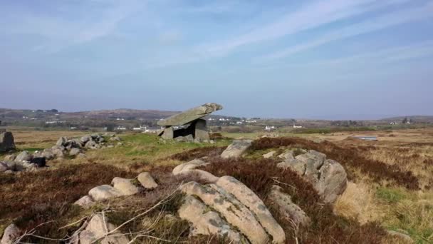 The Kilclooney Dolmen is neolithic monument dating back to 4000 to 3000 BC between Ardara and Portnoo in County Donegal, Ireland - Aerial timelapse — Stock Video