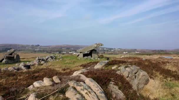 De Kilclooney Dolmen is het neolithische monument dat teruggaat tot 4000 tot 3000 v. Chr. tussen Ardara en Portnoo in County Donegal, Ierland-antenne timelapse — Stockvideo