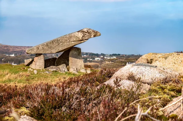 Kilclooney Dolmen je Neolitický památník pocházející z roku 4000 do 3000 př. N.l. mezi Ardara a Portnoo v hrabství Donegalu v Irsku — Stock fotografie