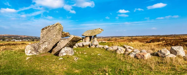 O Kilclooney Dolmen é um monumento neolítico que remonta a 4000 a 3000 a.C. entre Ardara e Portnoo no Condado de Donegal, Irlanda — Fotografia de Stock