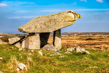 Kilclooney Dolmen, İrlanda'nın Donegal eyaletinde Ardara ve Portnoo arasında M.Ö. 4000-3000 yılları arasında uzanan neolitik anıttır.