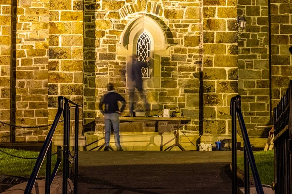 Οι άνδρες ανατελούν ιστορικό παράθυρο της εκκλησίας στην πόλη Ντόνεγκαλ-Ιρλανδία — Φωτογραφία Αρχείου