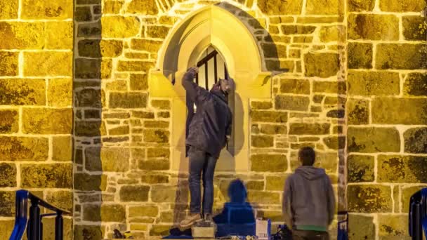 Οι άνδρες ανακάνουν ένα ιστορικό παράθυρο της εκκλησίας στην πόλη Ντόνεγκαλ-Ιρλανδία — Αρχείο Βίντεο