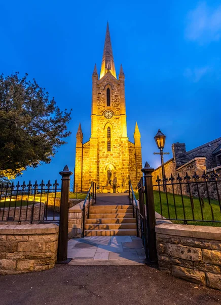 Donegal cidade igreja da Irlanda durante a noite — Fotografia de Stock