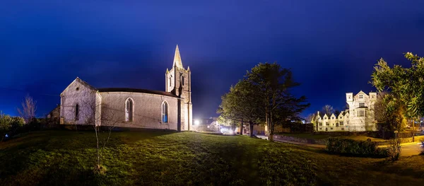 Ιστορικό κάστρο και εκκλησία του Ντόνεγκαλ στο Ντόνεγκαλ της πόλης το βράδυ-κομητεία Ντόνεγκαλ, Ιρλανδία — Φωτογραφία Αρχείου