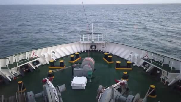 Schepen buigen met alle lieren, touwen en anker bewegen door de golven — Stockvideo