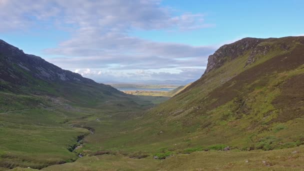 Zomer landschap van bergen, heuvels en Glens van de wilde Atlantische weg tussen Ardara en Glencolumbkille — Stockvideo
