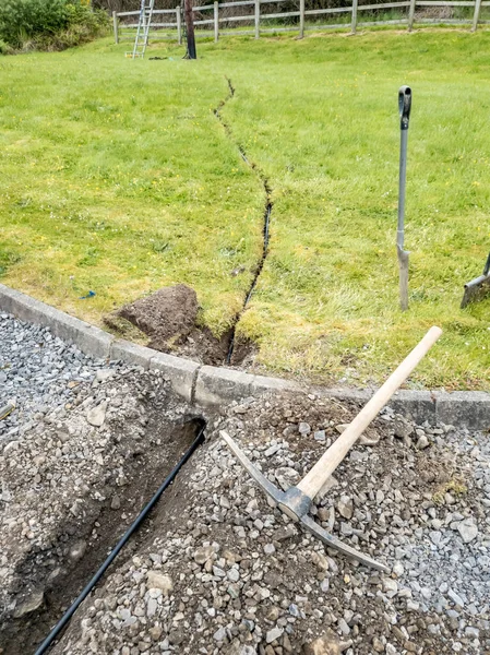 Mühendisler toprağa yeni bir fiber kablo kazma — Stok fotoğraf