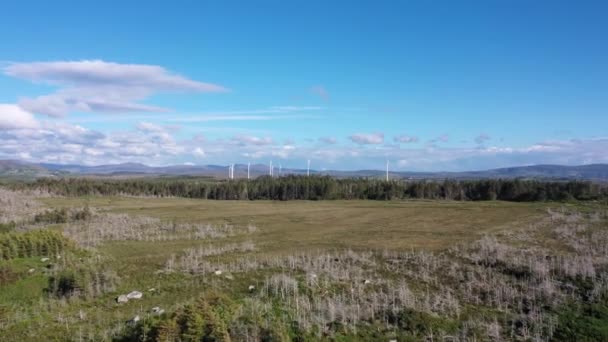 Volando hacia las turbinas eólicas en un pantano de turba entre Ardara y Portnoo, Condado de Donegal - Irlanda — Vídeo de stock