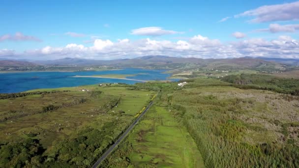 Vista aérea de la carretera entre Portnoo y Lettermacaward — Vídeo de stock