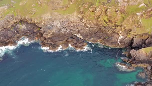 アイルランド、ドニゴール郡のグレンコロンブキルの劇的な海の崖の航空写真 — ストック動画