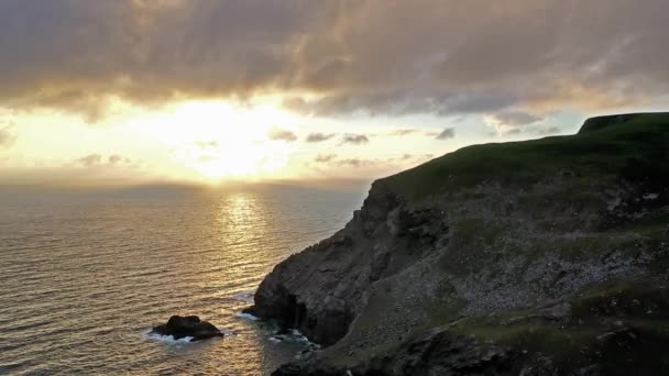 Εναέρια θέα στα δραματικά βράχια της θάλασσας στο Glencokille στην κομητεία Ντόνεγκαλ, Ιρλανδία — Αρχείο Βίντεο